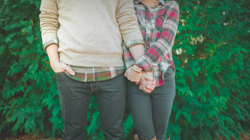 Pareja tomada de la mano, vínculo afectivo